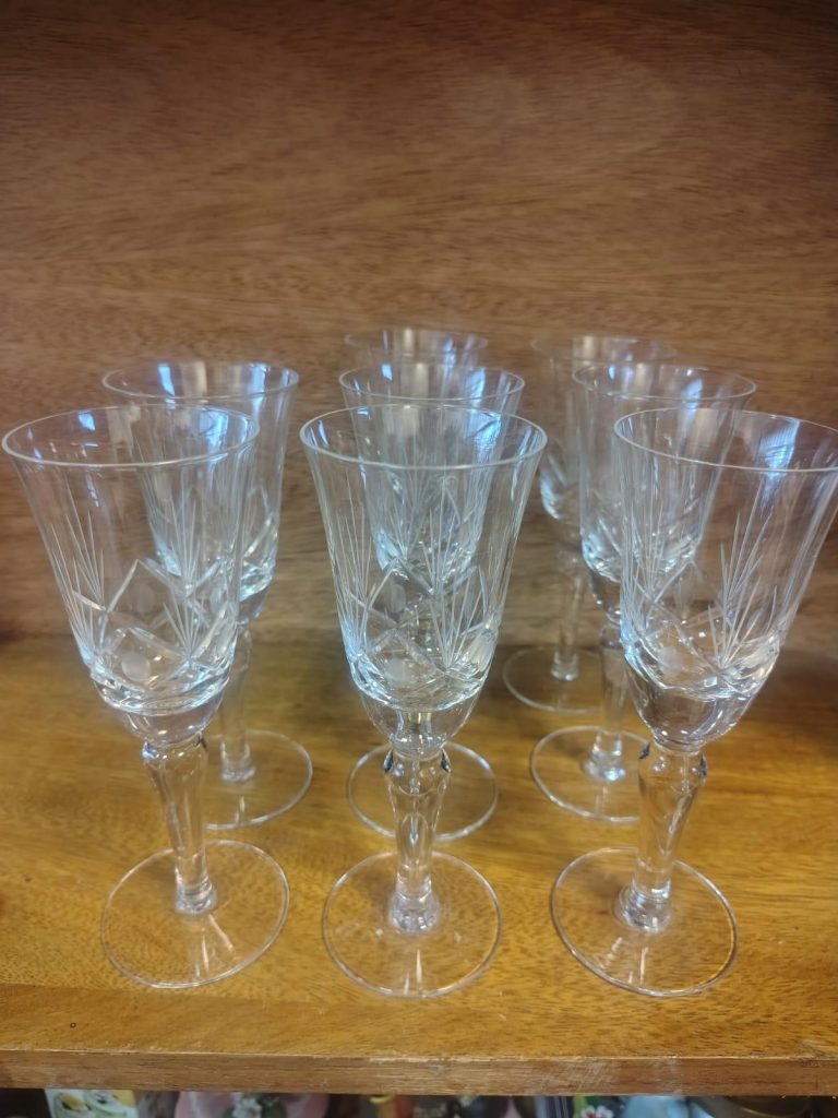 Juego de 8 copas de cristal tallado