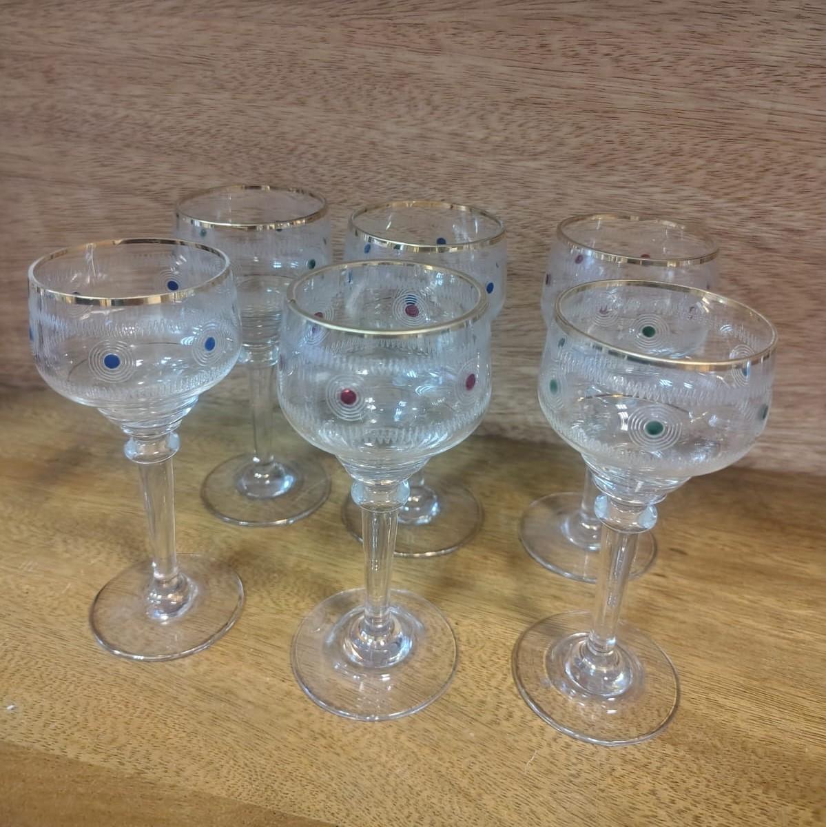 Juego de copas de licor con borde de oro